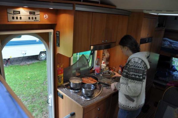 El compartimento de la cocina suele estar situado junto a la puerta.