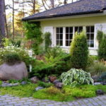 Esta ya es toda una composición frente a una casa de piedras y plantas.