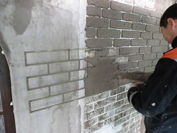 Cornice per imitazione di un muro di mattoni