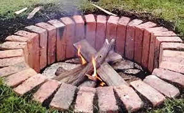 Tal hogar para un fuego se puede hacer de ladrillo en unas pocas horas.