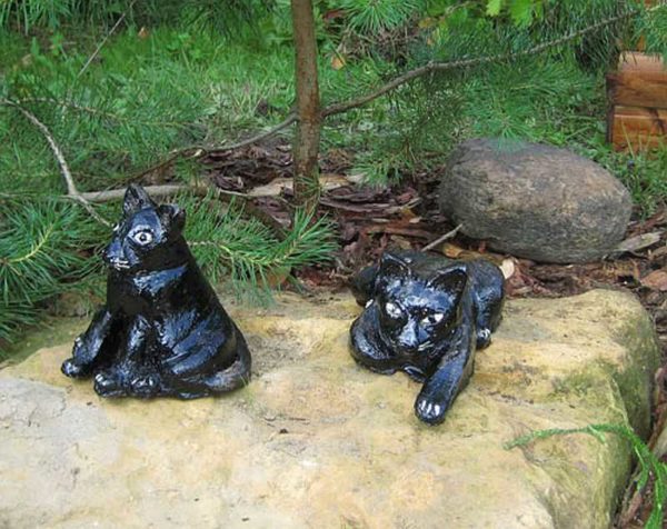 Son figuras de yeso para el jardín, pero no se pueden dejar para el invierno.