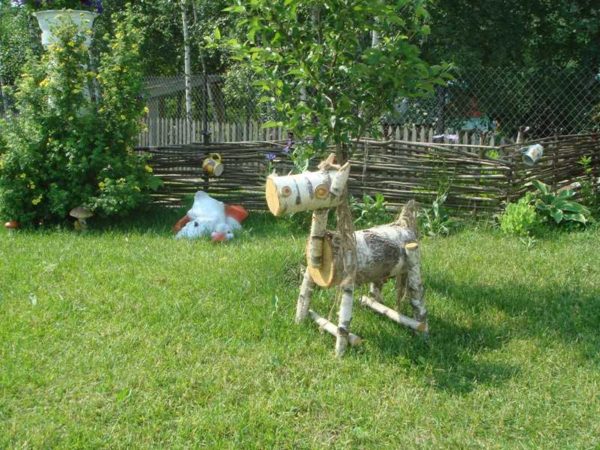 Las figurillas de jardín hechas de madera no están necesariamente talladas. Puede haber tal, de bloques de madera. ¡Un caballo maravilloso!