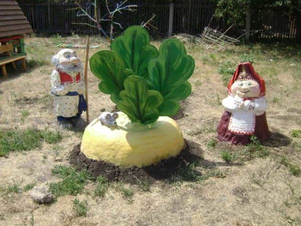 La cosa più interessante di queste statuine da giardino in cemento è che i vestiti sono veri, solo imbevuti di soluzione concreta, e dopo l'asciugatura vengono dipinti