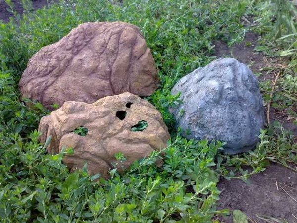 Son piedras de hormigón, pero están huecas por dentro. La base se puede moldear a partir de arcilla, recubierta con varias capas de hormigón. Cuando todo esté seco, desmenuza la arcilla