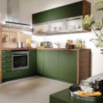 Anche in una cucina piccola ma luminosa, il verde scuro è molto buono