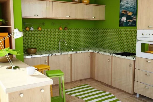  Fachada de cocina marrón y pared verde, accesorios en un tono diferente