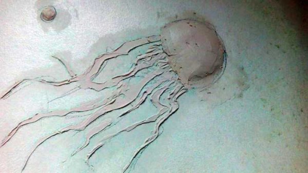 Un bassorilievo di una medusa in gesso o stucco acrilico non è molto più difficile da realizzare ...