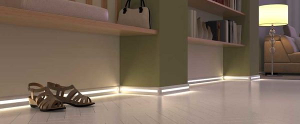 Battiscopa in alluminio con illuminazione a LED