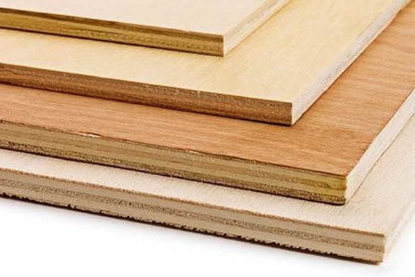 La madera contrachapada es uno de los materiales laminares más famosos y populares en la construcción.