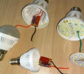 La durata dichiarata delle lampade a LED è di quasi mezzo secolo.E dopo sei mesi si accumulano diversi pezzi di persone non lavoratrici