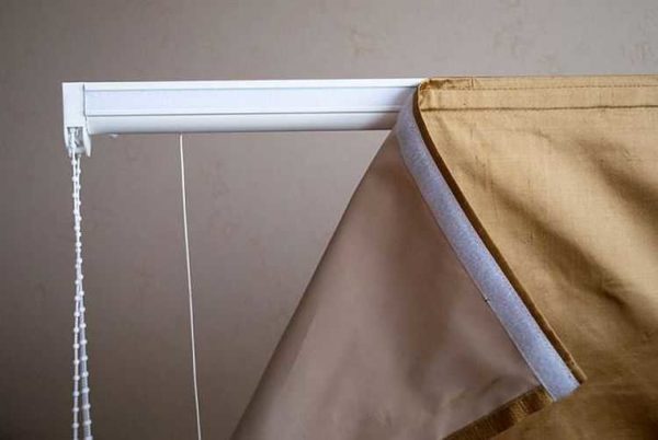 Las barras de cortina de techo para cortinas de tipo plano pueden ser con control y velcro para un lambrequin o tira decorativa