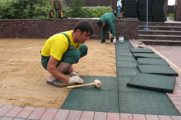 Suelos de caucho para parques infantiles: colocar baldosas de caucho desmenuzado sobre una base arenosa es similar a colocar losas de pavimento