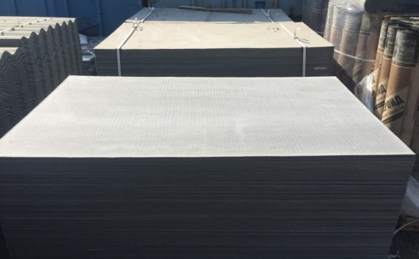 Un popolare materiale universale in fogli, sia come materiale strutturale che come materiale di finitura. Viene utilizzato per pareti, soffitti, per pavimenti e decorazioni esterne di edifici, per recinzioni e per la costruzione di edifici leggeri