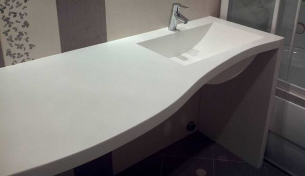 Un lavabo con piano di lavoro senza giunture può essere realizzato in agglomerato o pietra acrilica