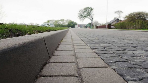 Tamaños de bordillos de acuerdo con GOST para carreteras y áreas verdes.