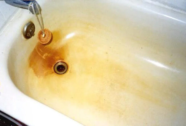 Óxido en el baño por agua oxidada