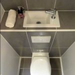 Posizionamento non standard del lavabo nella toilette