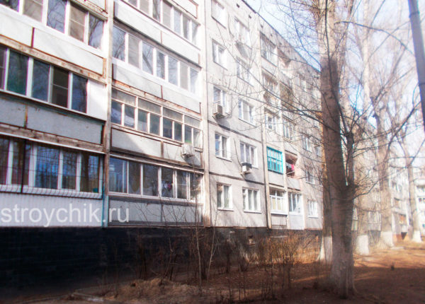 Piano terra di un edificio di cinque piani