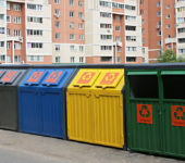 recolección de basura cerca de un edificio de apartamentos