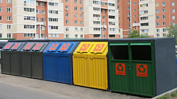 recolección de basura cerca de un edificio de apartamentos